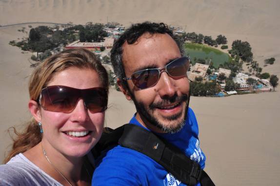 Autofoto no alto da duna em Huacachina, no Peru